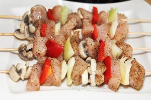 Szaszłyki drobiowe z pieczarkami i papryką