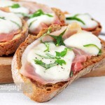 Kanapka grillowana z mozzarellą i prosciutto