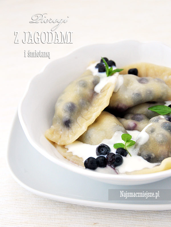 Pierogi z jagodami i śmietaną