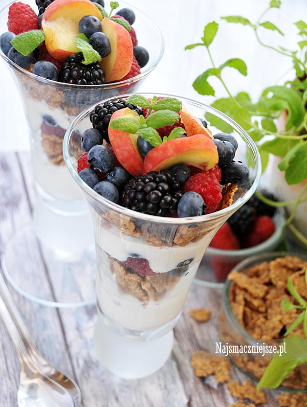 Jogurt z płatkami pszennymi i owocami